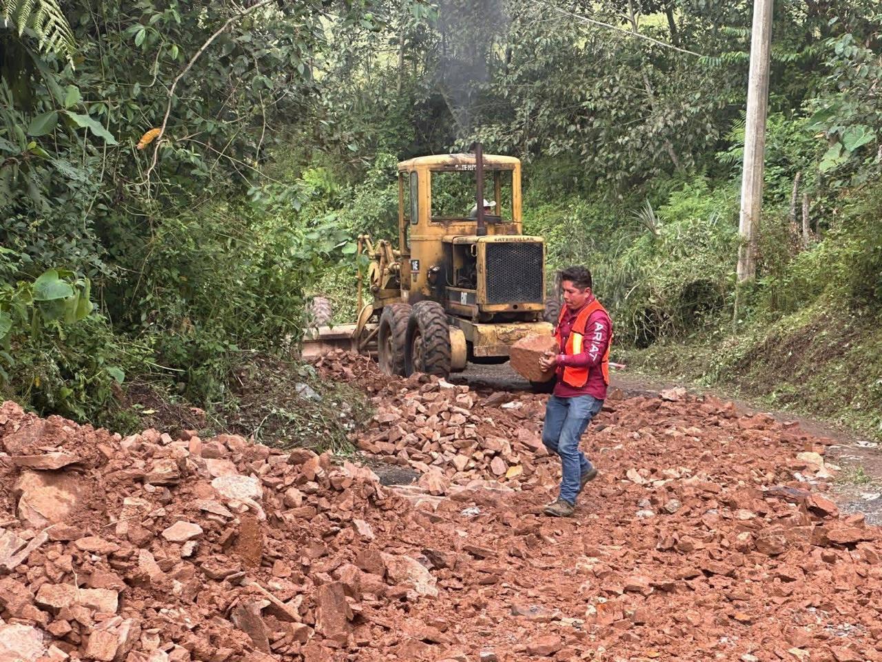 Labores de mantenimiento en el libramiento, mediante faena, llevando acabo limpieza de cunetas y colocacion de balastre.